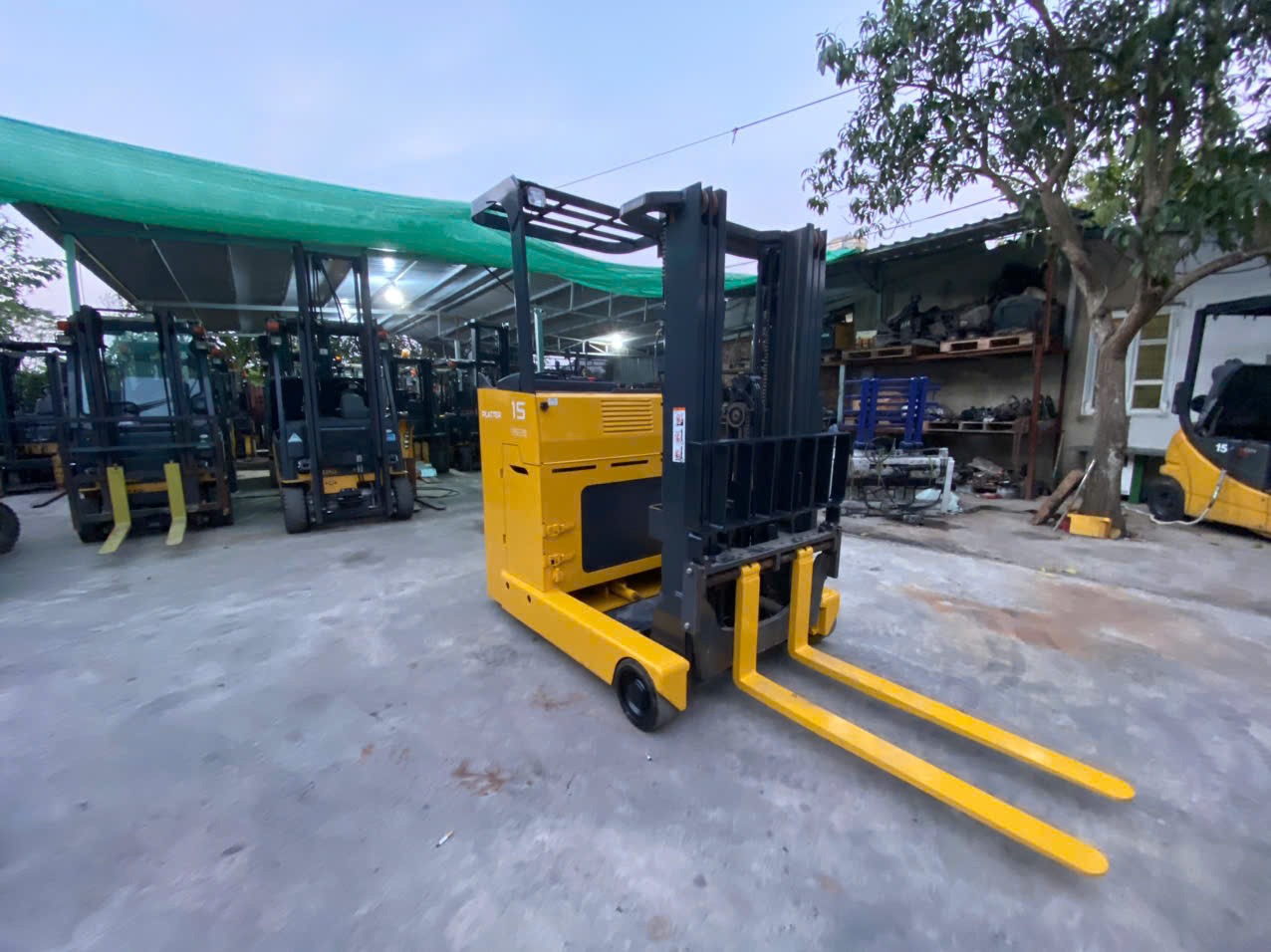 xe nâng điện đứng lái KOMATSU